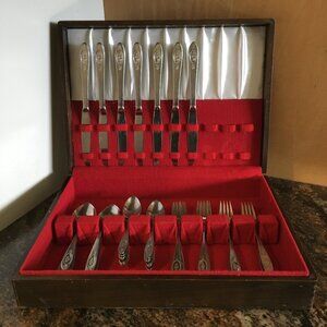 Oneida Deluxe Stainless Steel Cutlery Set & Wooden Magician's Box OS